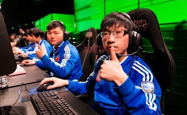 s3全球总决赛皇族惜败，uzi泪洒赛场成经典！