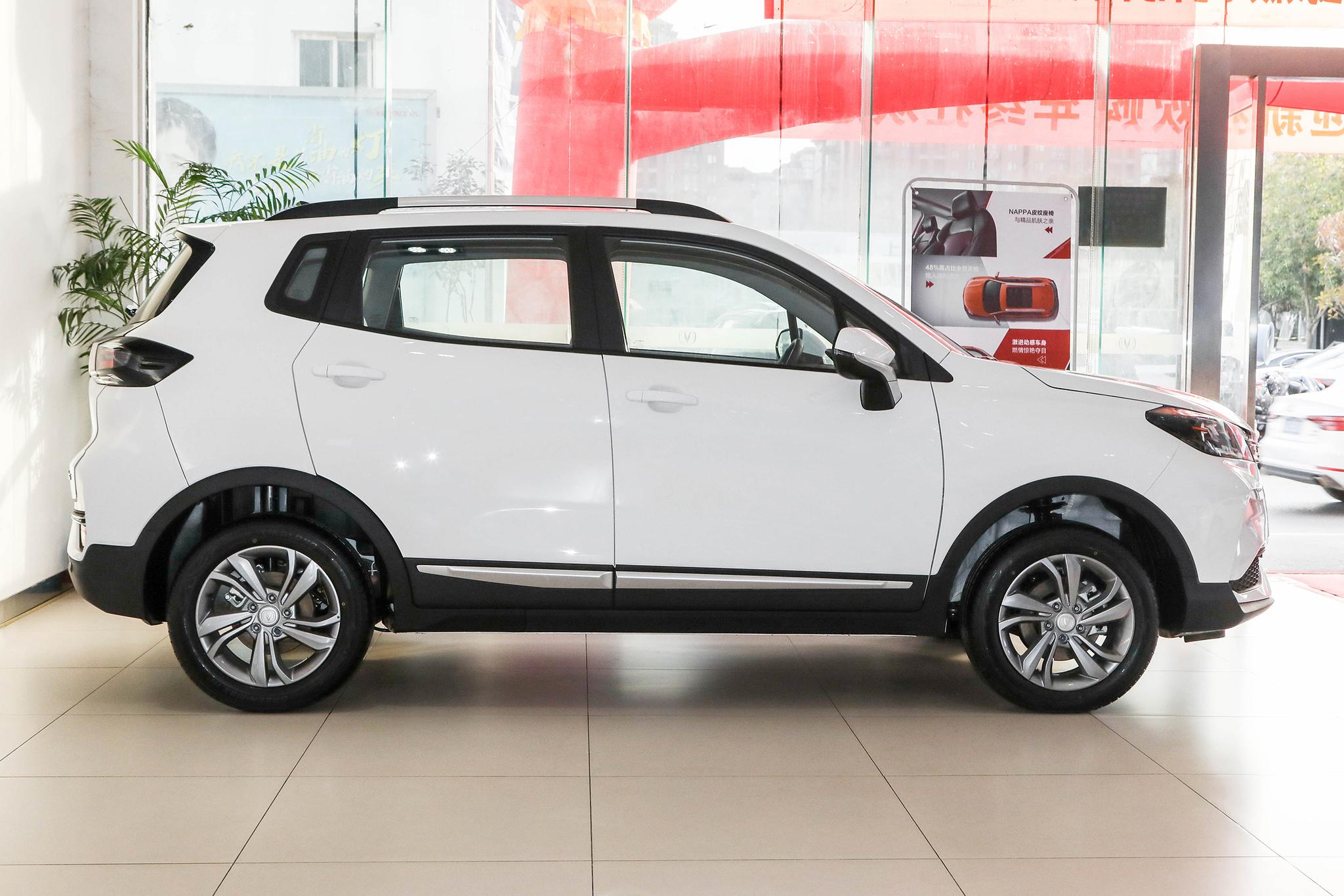 体验长安CS15，小型SUV，配1.5L发动机，灵活好开