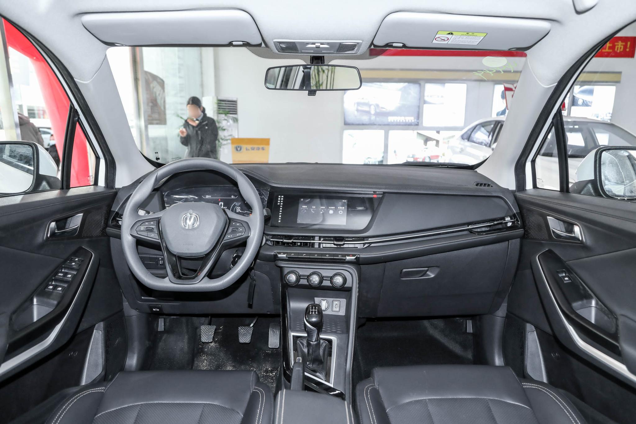 体验长安CS15，小型SUV，配1.5L发动机，灵活好开