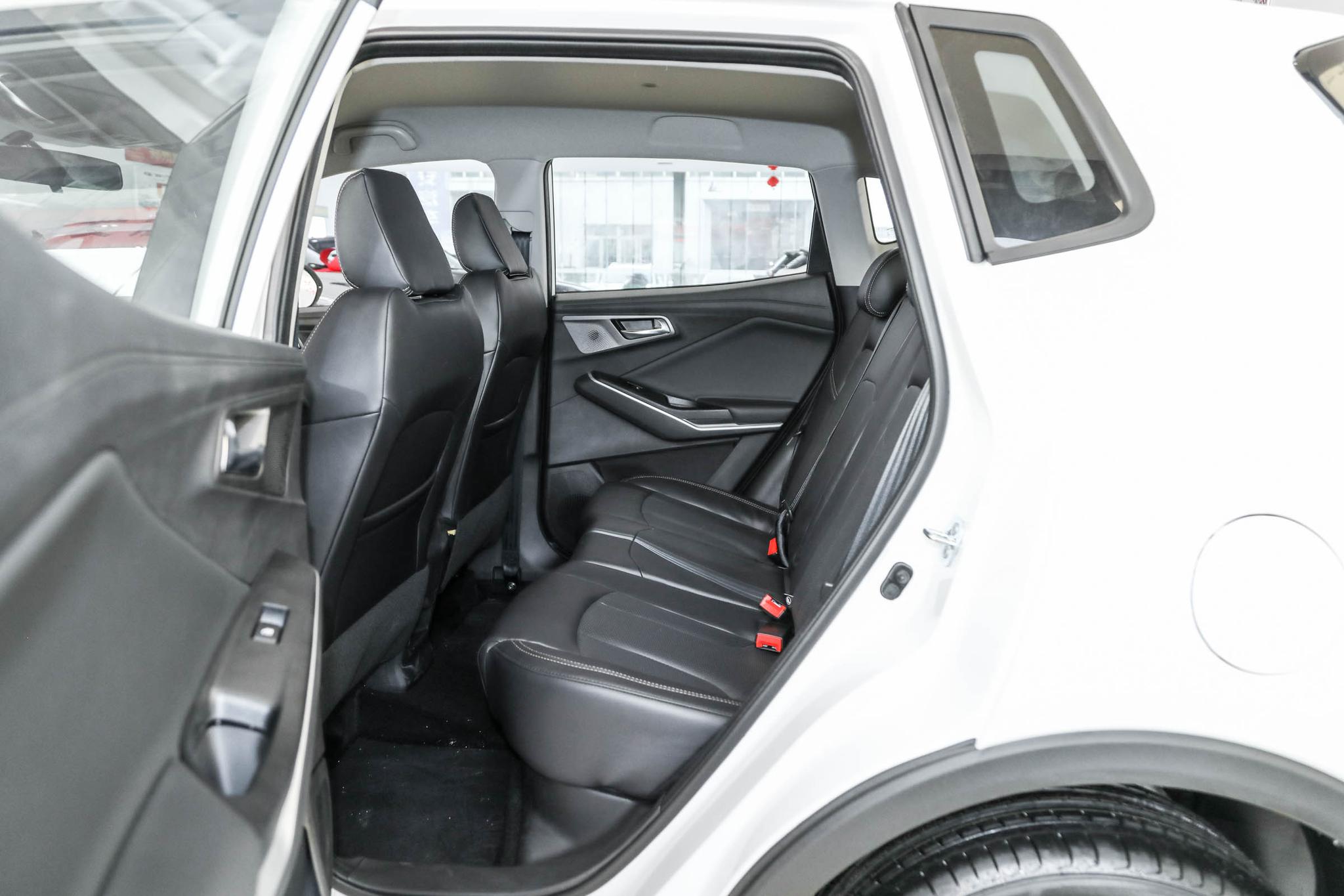 体验长安CS15，小型SUV，配1.5L发动机，灵活好开
