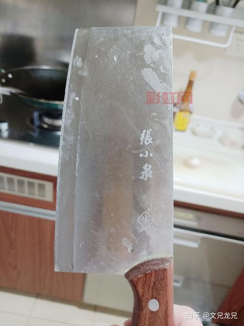 张小泉菜刀再现拍蒜断裂