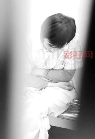 双手绑着被吊着进入