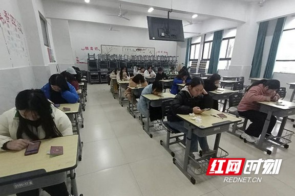 答题用手机 考完即出分 益阳医专推出“无纸化”期末考试