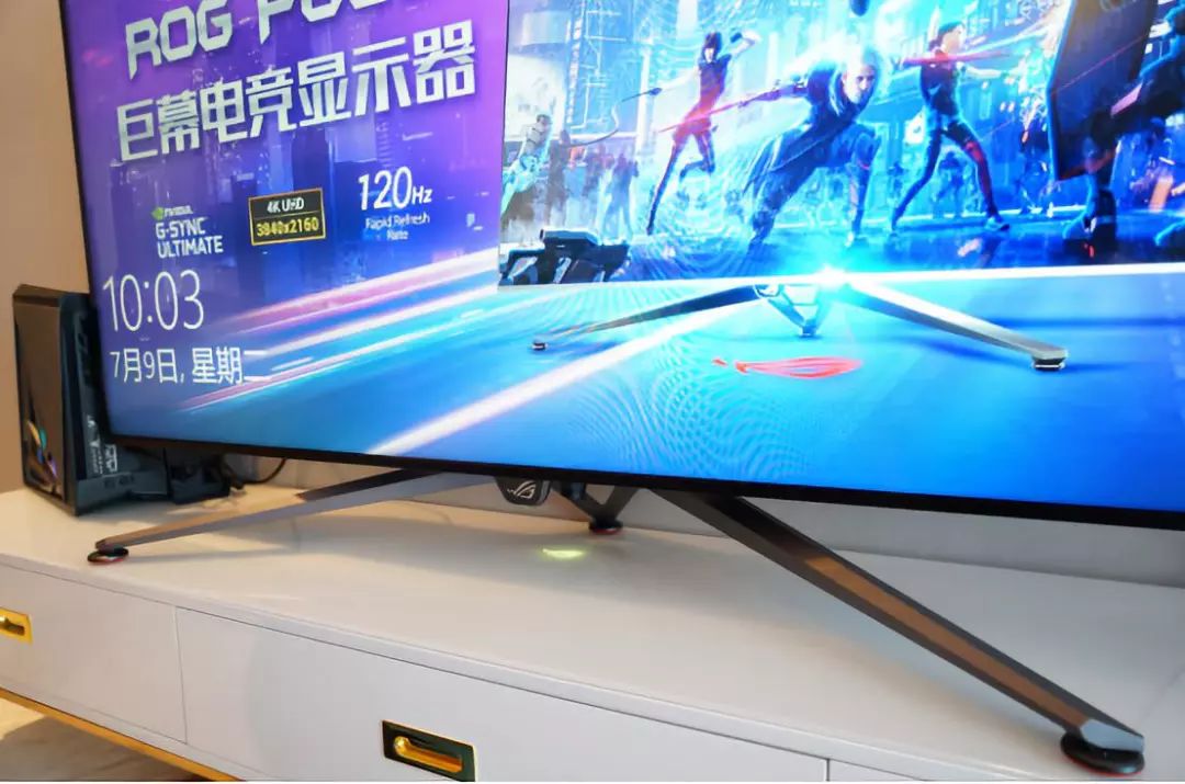 忘掉电视，这才是客厅游戏上佳之选！华硕ROG Swift PG65UQ巨幕游戏显示器体验