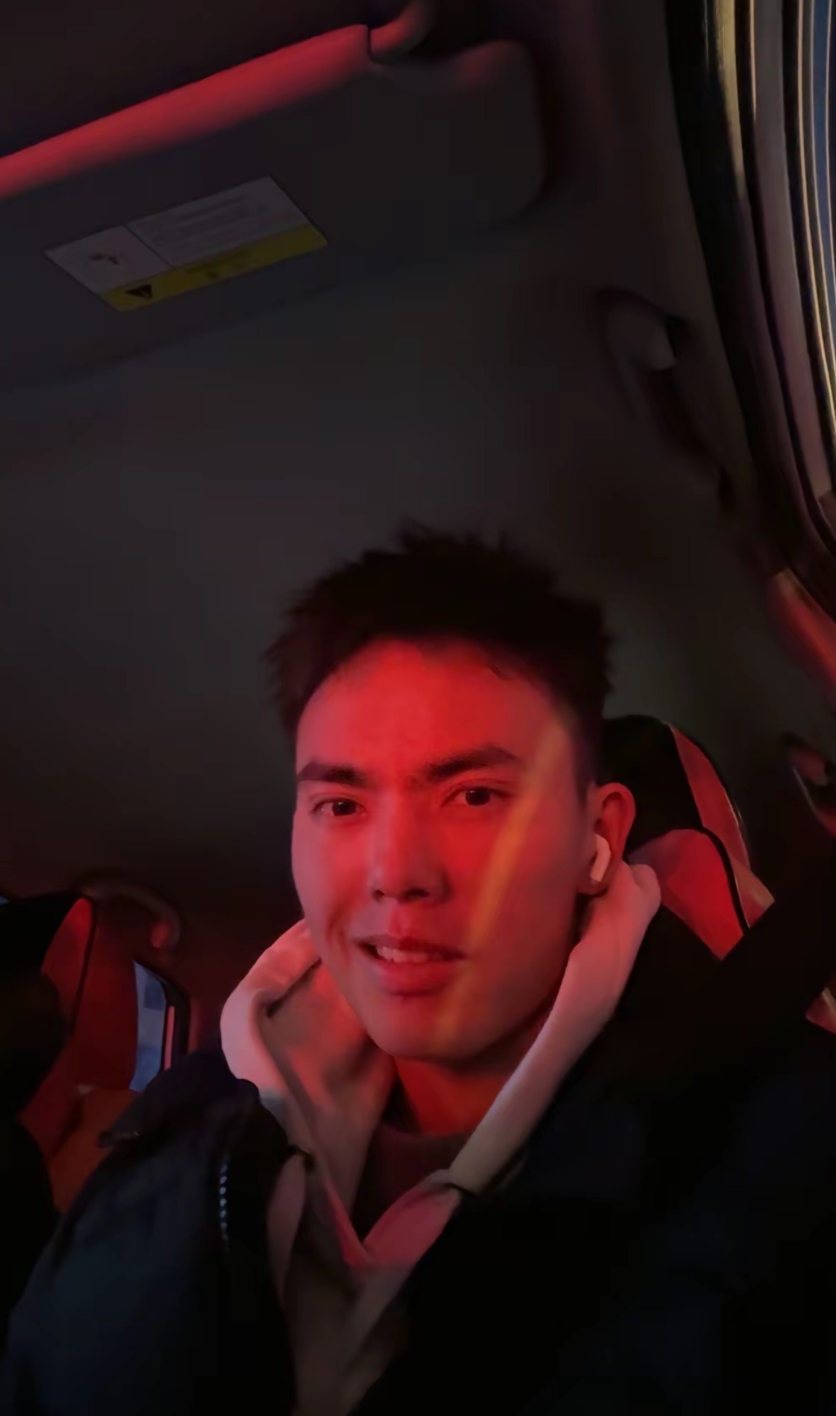 农村娃邰奕江与《变形计》和解的十年：从网暴阴影到直面镜头，他等来迟到十年的重逢