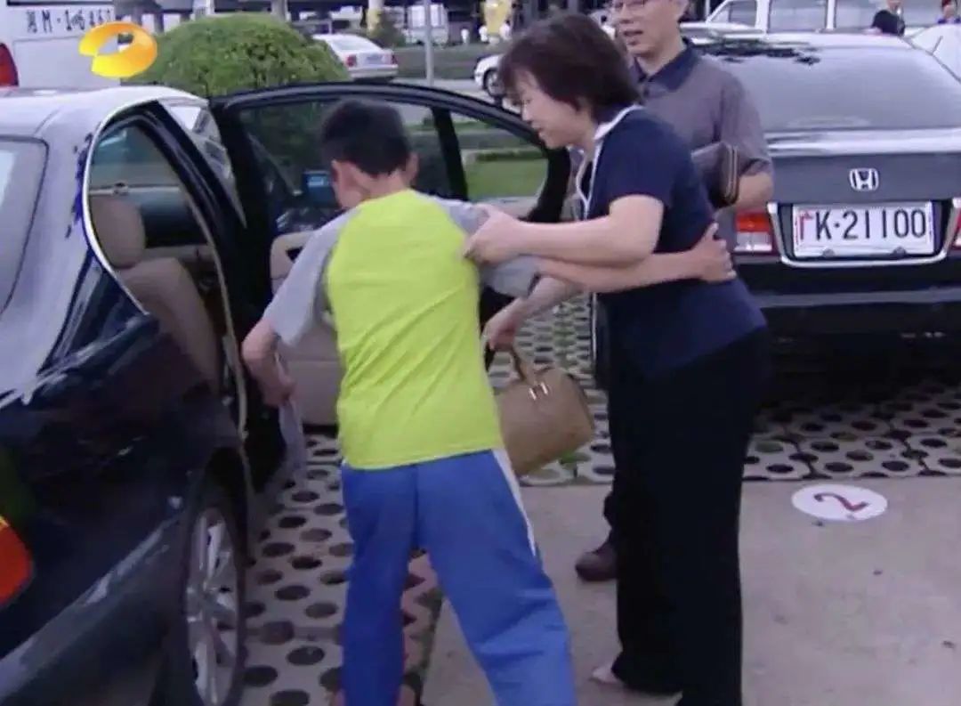 《变形计》中的农村娃，靠读书改变命运，如今成为国防武警排长