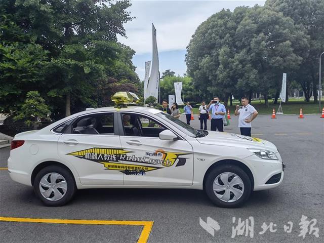 学开车就像玩游戏，“机器人教练”来了