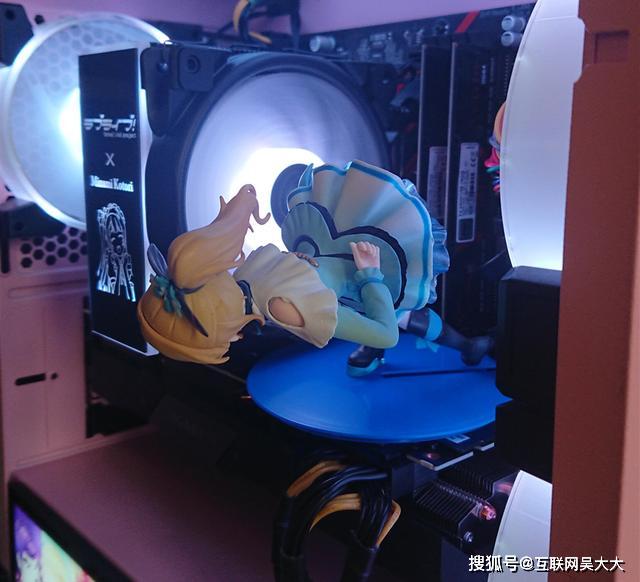网友把手办放在机箱里，手办没有融化，但换了个姿势