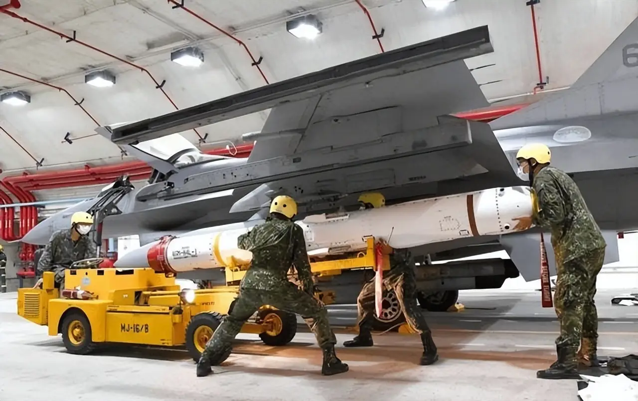 台湾变天信号出现！特朗普下紧急总统令，要举全国之力将大陆一军