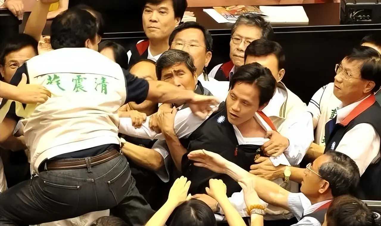 台湾变天信号出现！特朗普下紧急总统令，要举全国之力将大陆一军