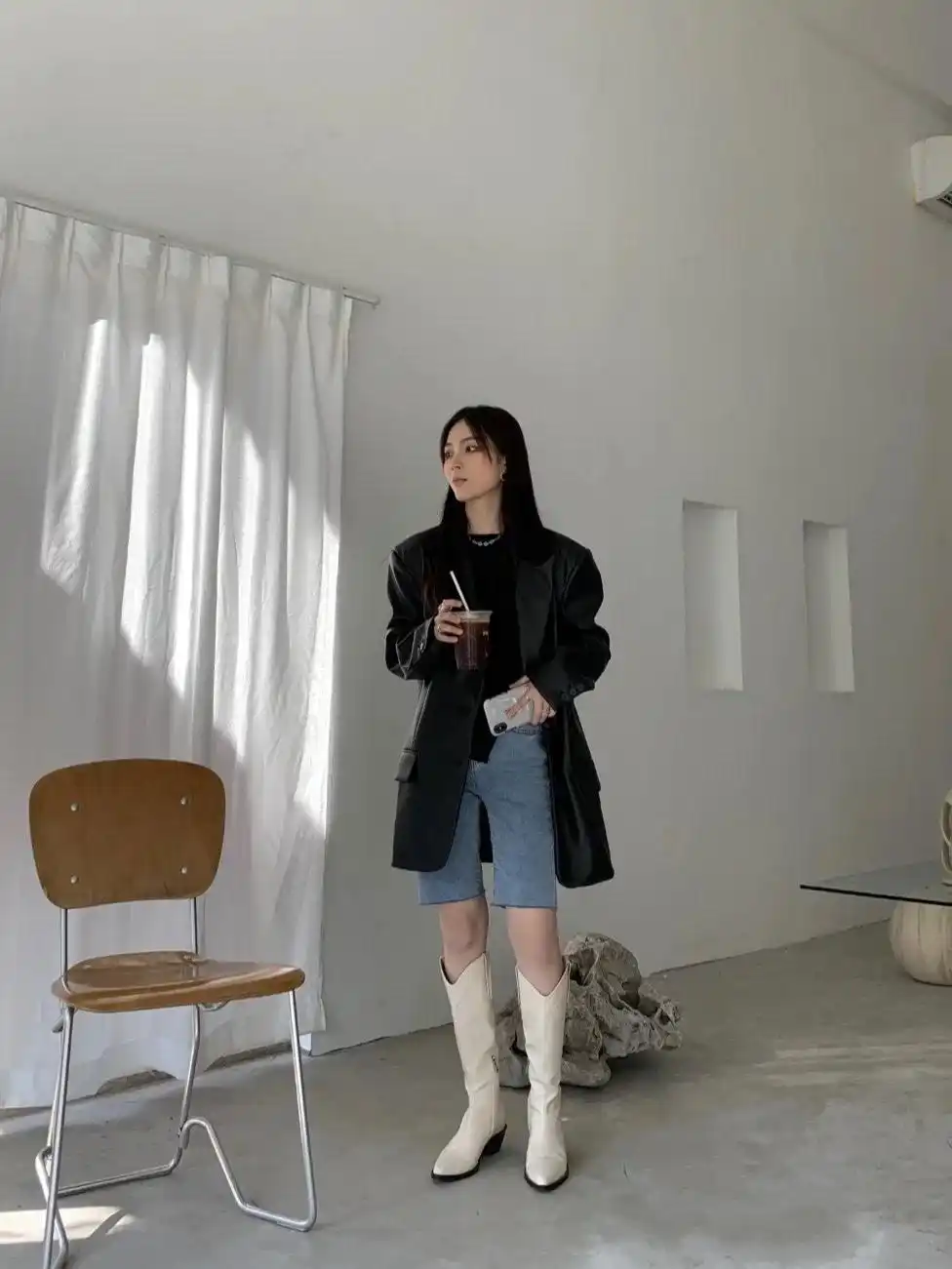 “时髦精”必备的中筒靴，为什么被你穿出水鞋感，或许是搭配问题