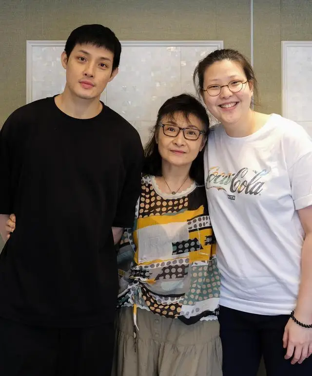 68岁寇世勋近况,晚年常在原配一家身边,二房3名子女在国外留学
