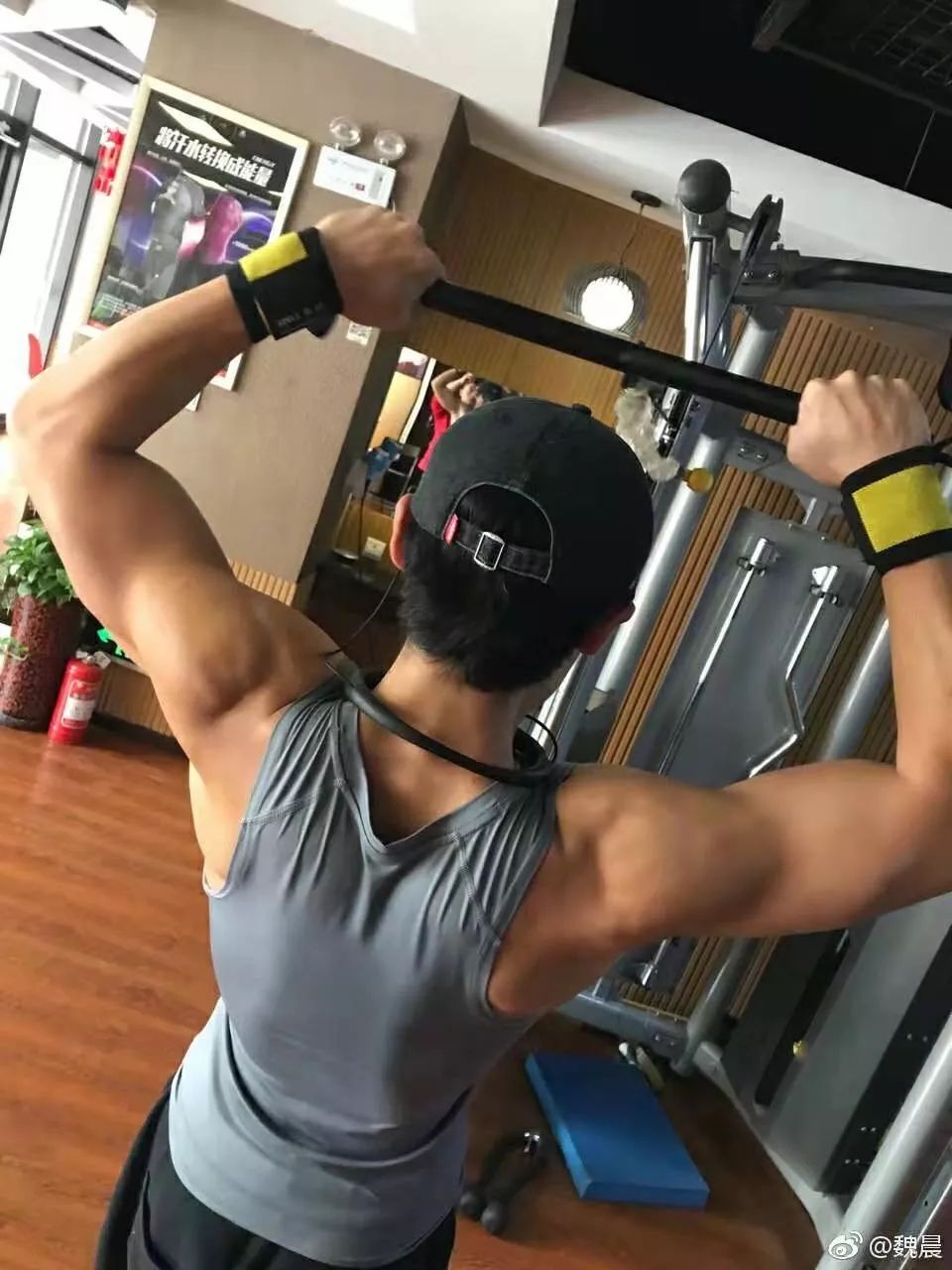 33岁的魏晨“高调”水下求婚成功！网友直呼浪漫又别致