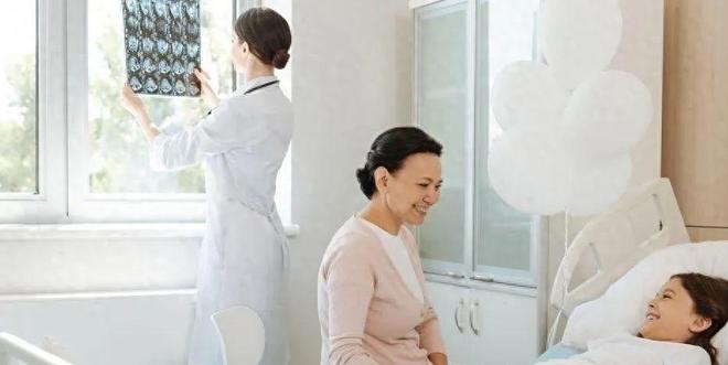 伺候公婆六年被小叔子一个耳光打醒，她把公婆送上车：不伺候了