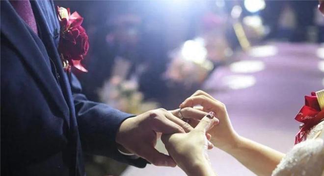 伺候公婆六年被小叔子一个耳光打醒，她把公婆送上车：不伺候了