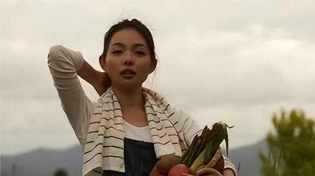 伺候公婆六年被小叔子一个耳光打醒，她把公婆送上车：不伺候了