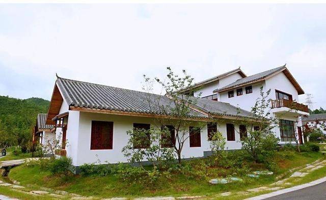 江西又一座古村，建于明朝，村民皆为陈姓，还有两座清朝客家围屋