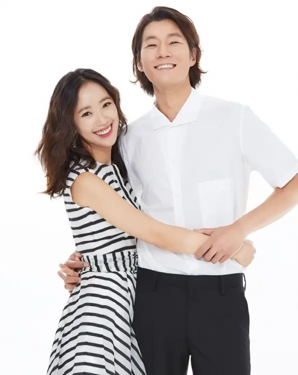 昔日韩剧男星退圈创业，亲自做木工、卖家具，妻子小9岁不离不弃