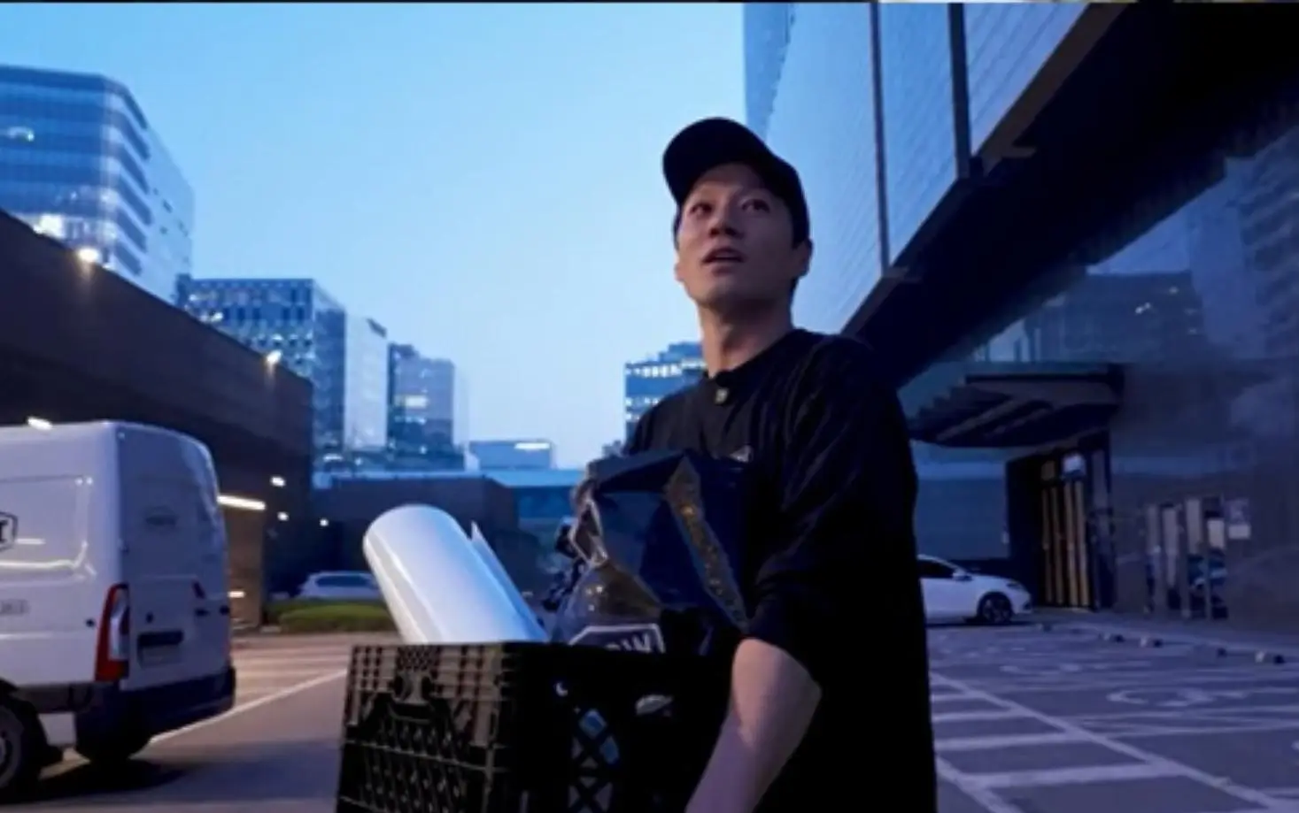 昔日韩剧男星退圈创业，亲自做木工、卖家具，妻子小9岁不离不弃