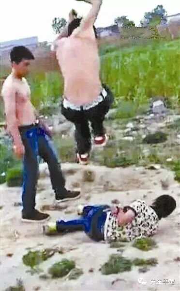〖新闻正听〗近日微信疯传“三男子轮流殴打一少年”视频，引起人民的愤慨，原来是……