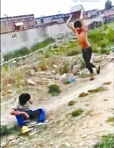 〖新闻正听〗近日微信疯传“三男子轮流殴打一少年”视频，引起人民的愤慨，原来是……