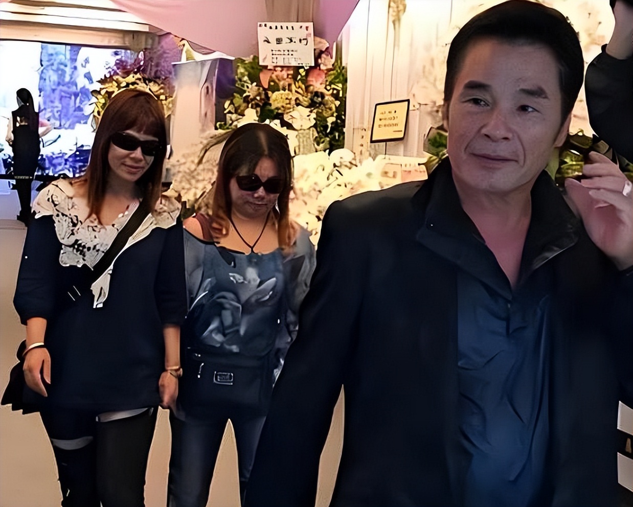 “6个老婆”同住一屋,每人每月7万零花钱,71岁又娶美丽小娇妻