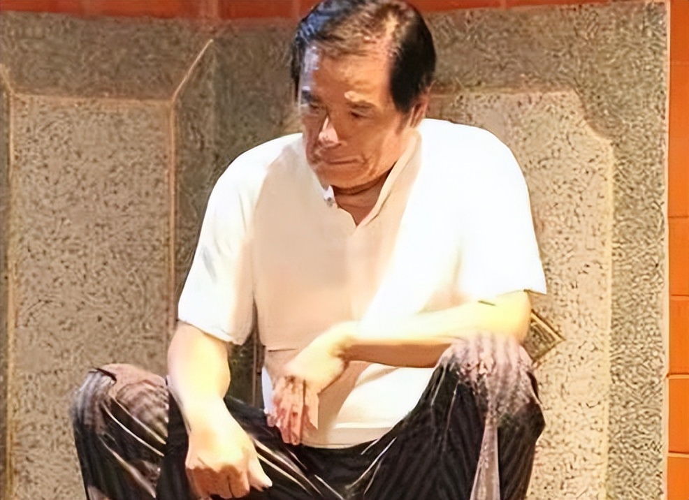 “6个老婆”同住一屋,每人每月7万零花钱,71岁又娶美丽小娇妻