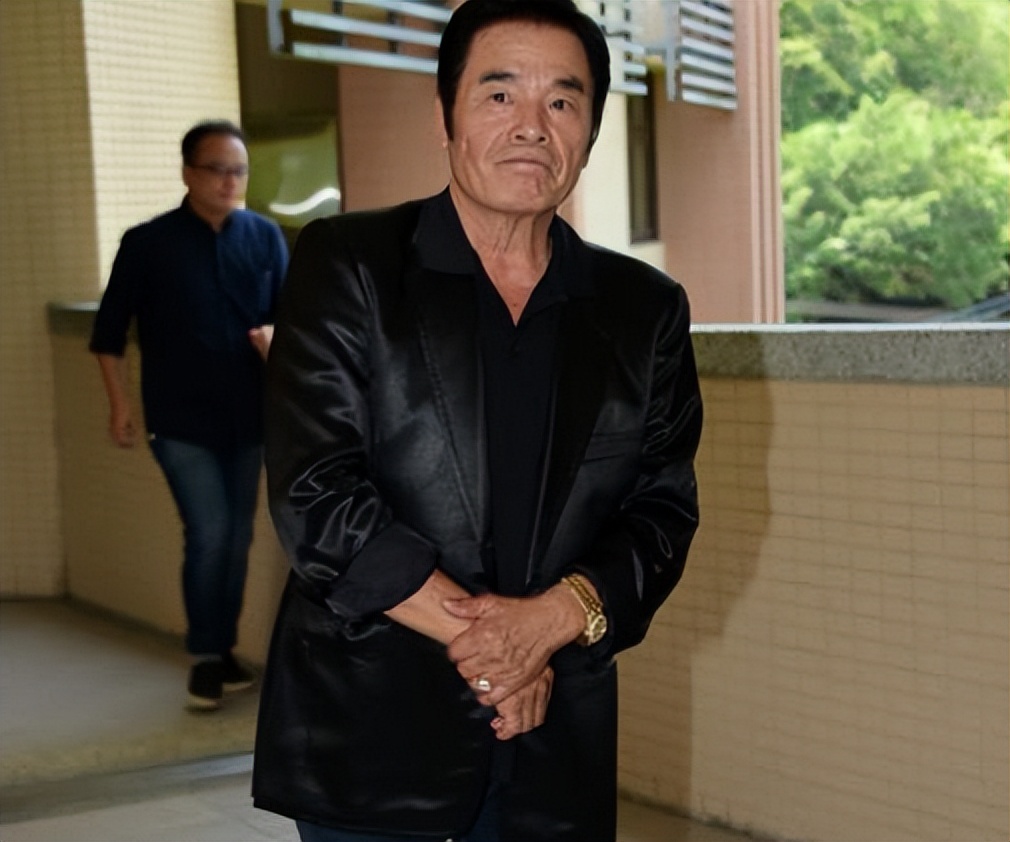 “6个老婆”同住一屋,每人每月7万零花钱,71岁又娶美丽小娇妻