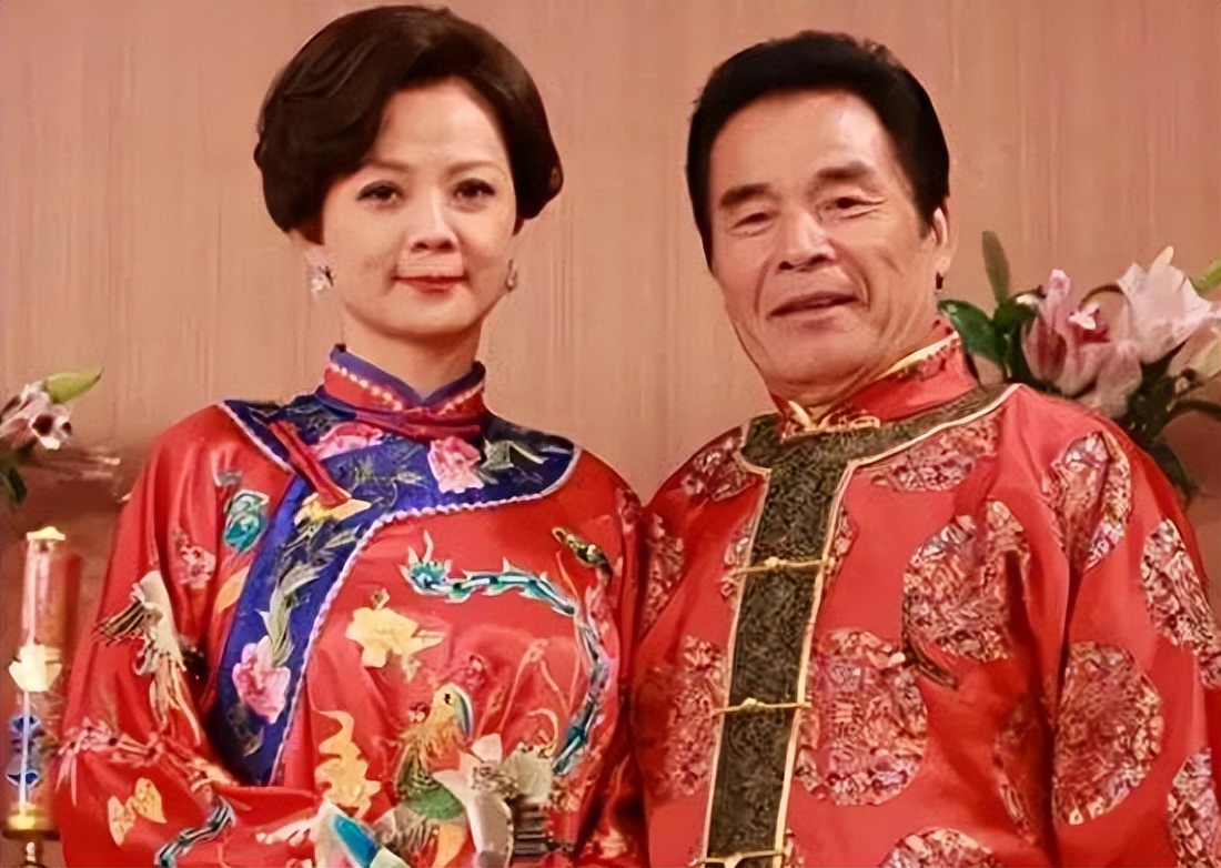 “6个老婆”同住一屋,每人每月7万零花钱,71岁又娶美丽小娇妻