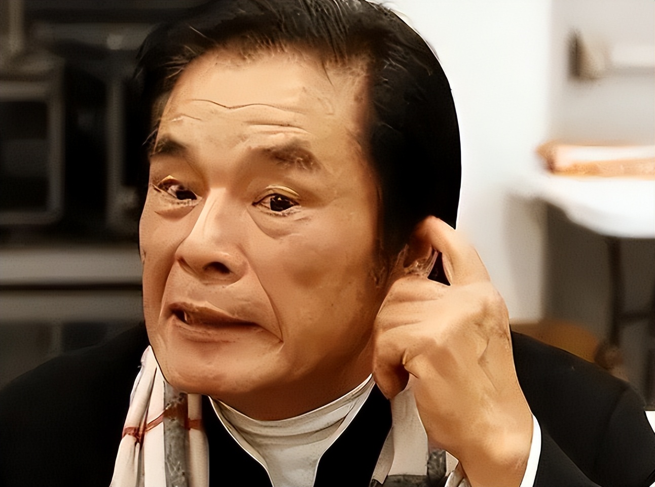 “6个老婆”同住一屋,每人每月7万零花钱,71岁又娶美丽小娇妻