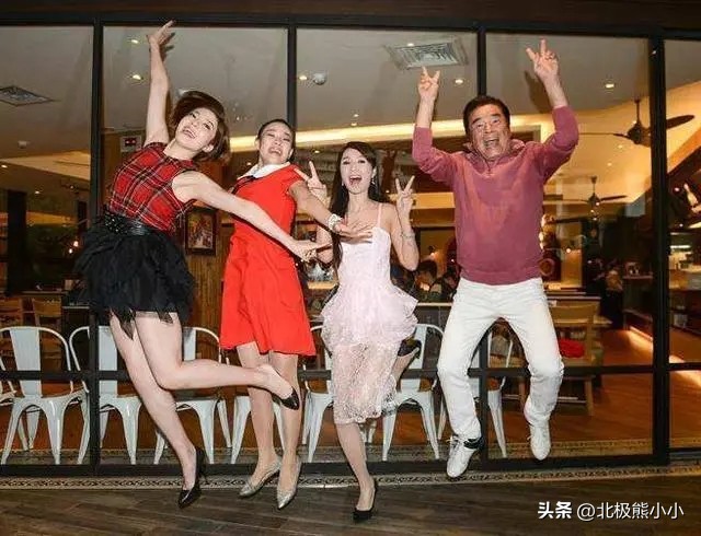 三妻四妾同住一屋，和谐相处数十载，“影帝”雷洪的甜性秘爱