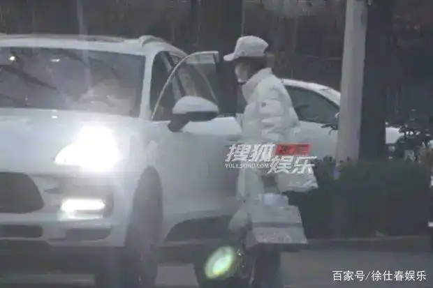 苏醒与小11岁女友疑吵架,张牙舞爪情绪暴躁,曾被指有暴力倾向