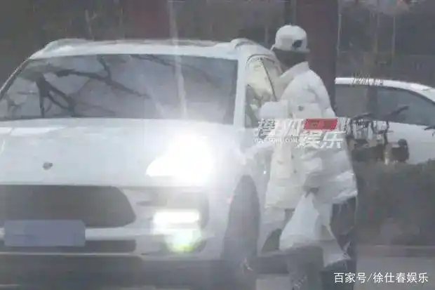 苏醒与小11岁女友疑吵架,张牙舞爪情绪暴躁,曾被指有暴力倾向