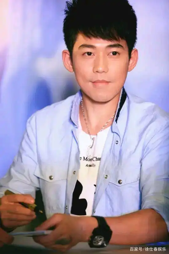 苏醒与小11岁女友疑吵架,张牙舞爪情绪暴躁,曾被指有暴力倾向
