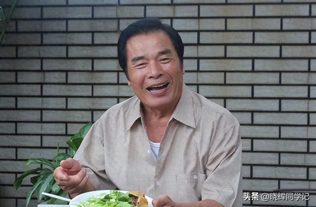 和6个老婆共处一室，每月每人发7万零花钱，71岁还娶美娇妻？