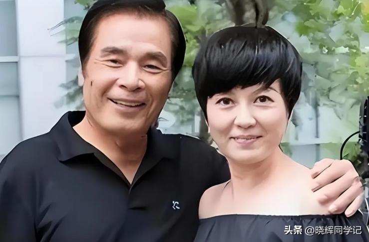 和6个老婆共处一室，每月每人发7万零花钱，71岁还娶美娇妻？