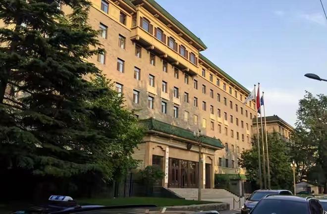 中国硬气出手,打响反击第一枪!拒付天价版面费,撕开西方遮羞布