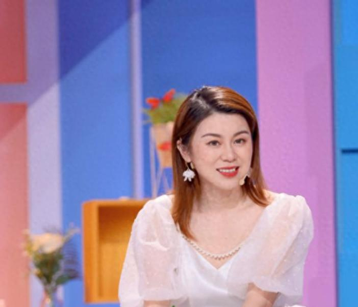 广东台当红女主持,丈夫也是主持人却为她回归家庭,一家子很幸福