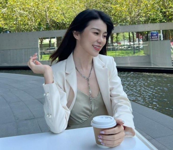 广东台当红女主持,丈夫也是主持人却为她回归家庭,一家子很幸福