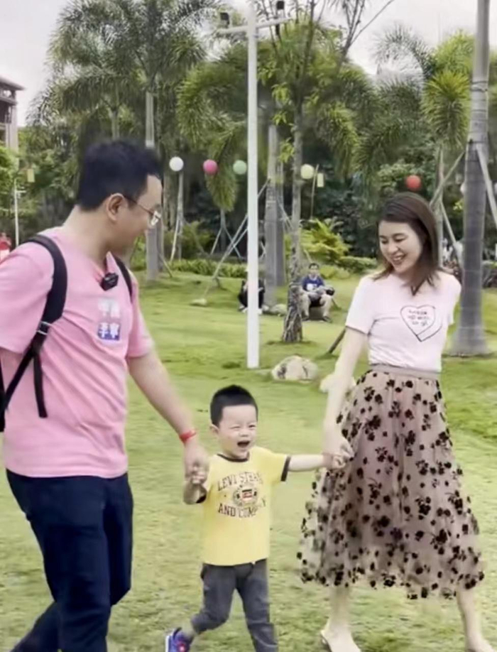 广东台当红女主持,丈夫也是主持人却为她回归家庭,一家子很幸福