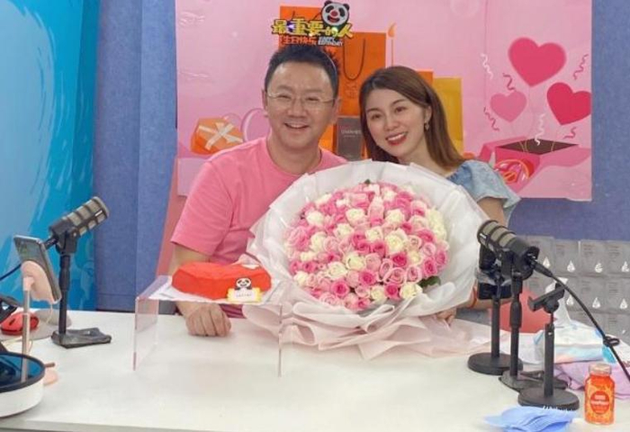 广东台当红女主持,丈夫也是主持人却为她回归家庭,一家子很幸福