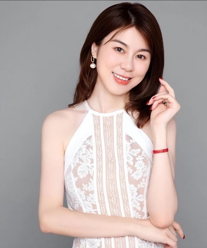 广东台当红女主持,丈夫也是主持人却为她回归家庭,一家子很幸福