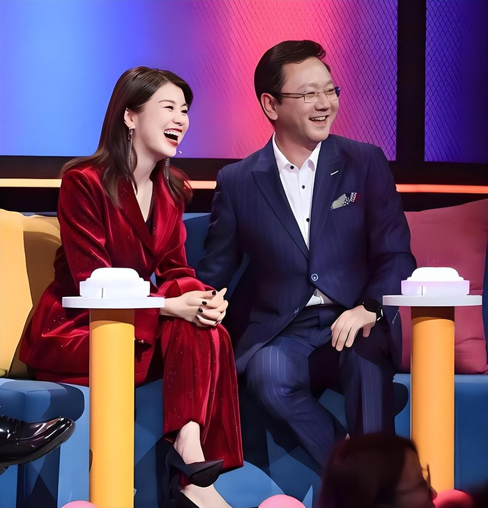 广东台当红女主持,丈夫也是主持人却为她回归家庭,一家子很幸福