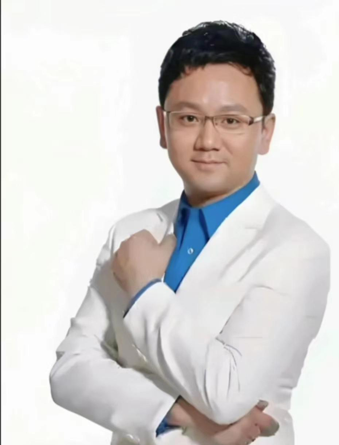 广东台当红女主持,丈夫也是主持人却为她回归家庭,一家子很幸福