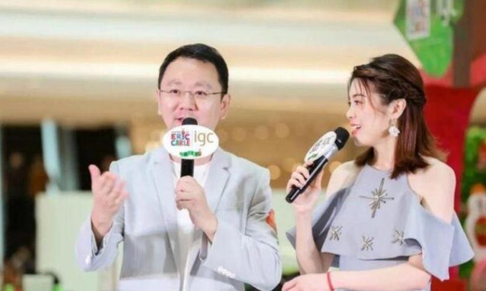 广东台当红女主持,丈夫也是主持人却为她回归家庭,一家子很幸福