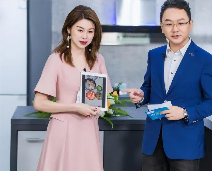 广东台当红女主持,丈夫也是主持人却为她回归家庭,一家子很幸福