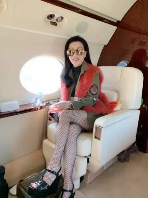 64岁吕良伟携富豪妻子出镜，穿上万名牌阔太范十足，身家几十亿