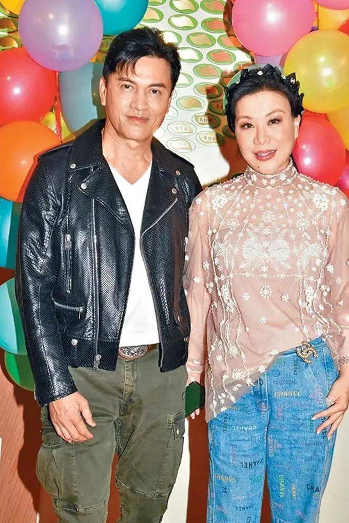 吕良伟夫妻曝21岁独子近况，会做饭受异性欢迎，长相肥胖不像爸