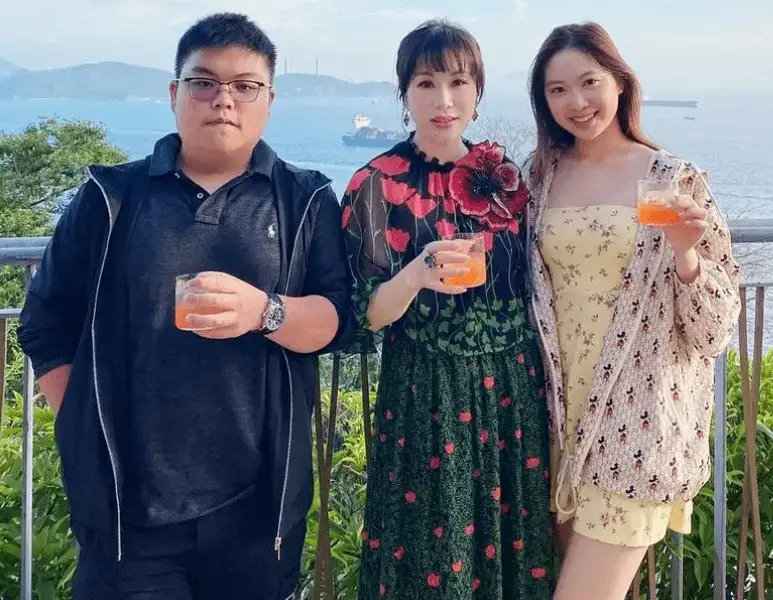 吕良伟夫妻曝21岁独子近况，会做饭受异性欢迎，长相肥胖不像爸