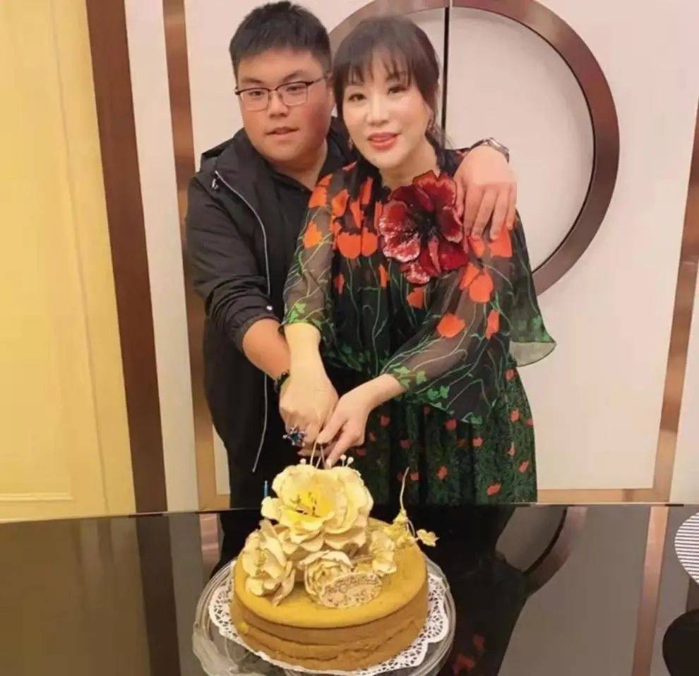 吕良伟夫妻曝21岁独子近况，会做饭受异性欢迎，长相肥胖不像爸